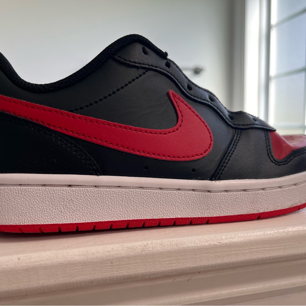 Gently used- LIKE NEW- youth, size 5Y Vision Court Low